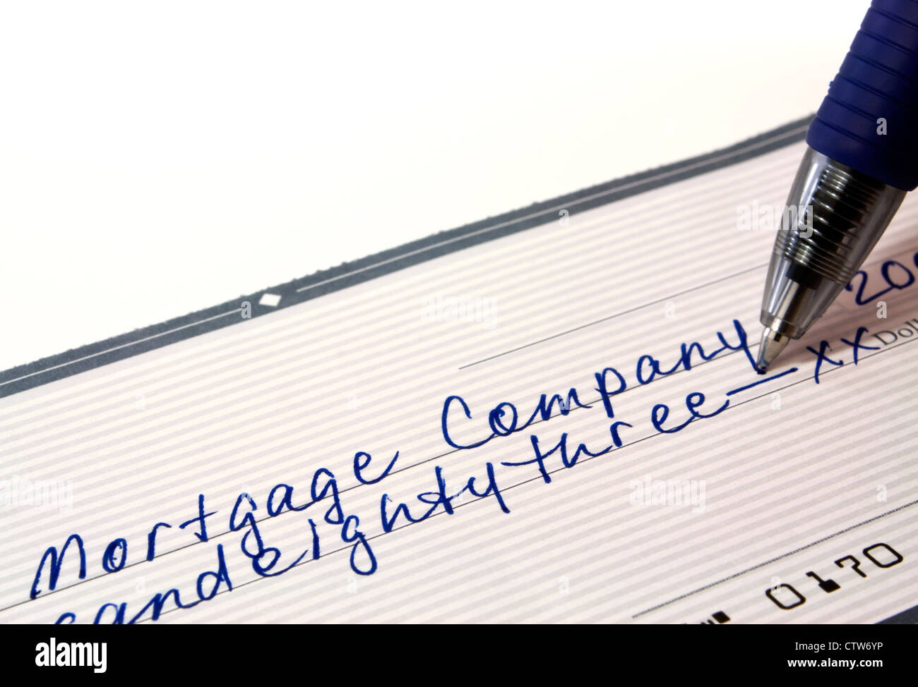 Chèque de banque personnel pour le paiement hypothécaire à la plume sur fond blanc avec l'exemplaire de l'espace. Banque D'Images