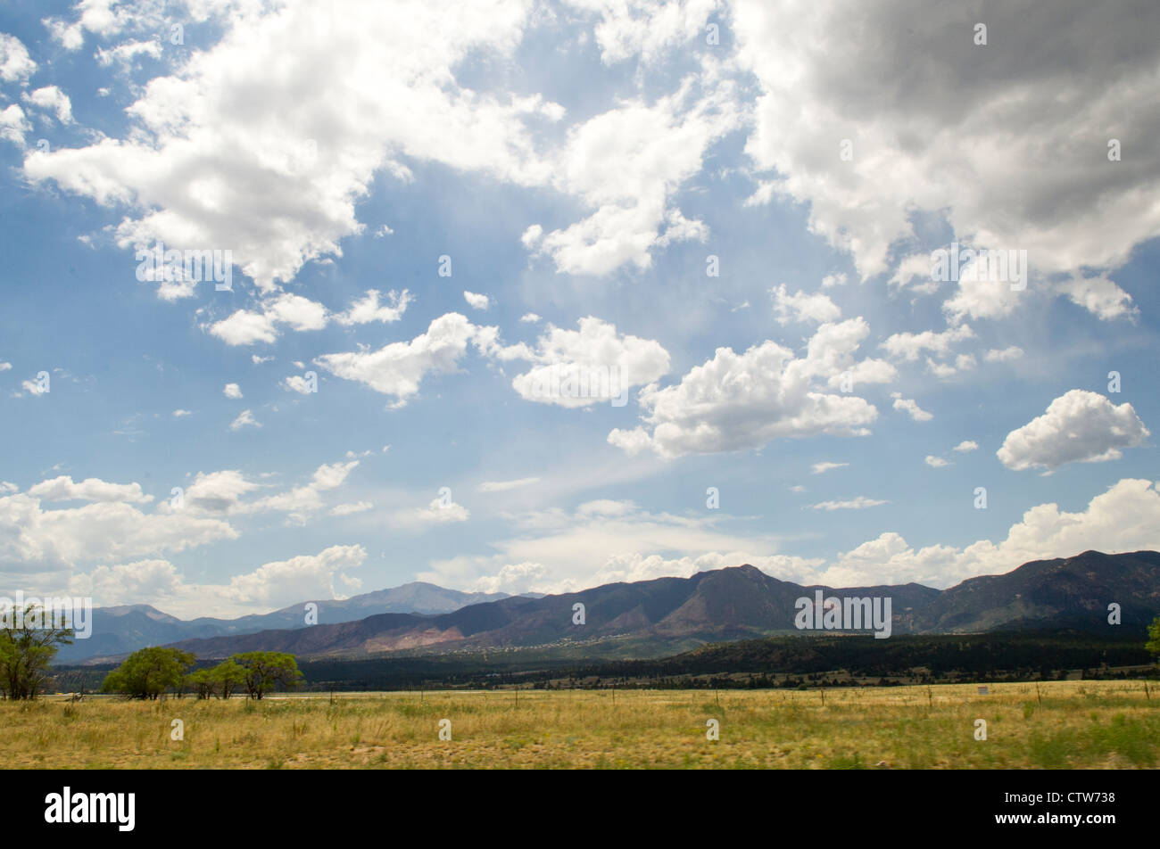 Vue sur la campagne au sud de Denver Colorado sur la I-25. Banque D'Images