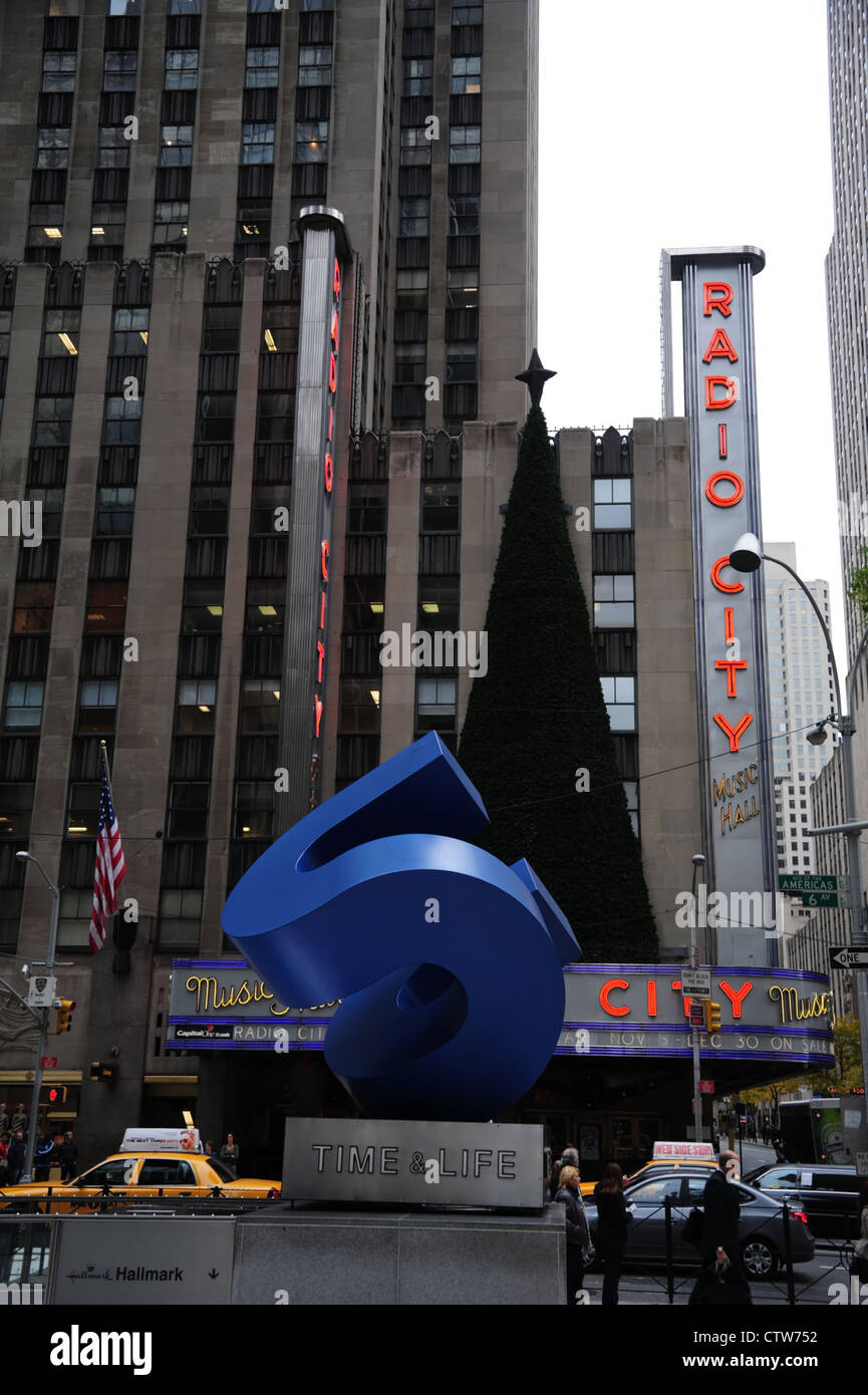 Matin d'automne portrait, de Radio City, incurvé 'Cube' sculpture, temps-vie Plaza, à l'angle de la 6e Avenue West 50th Street, New York Banque D'Images