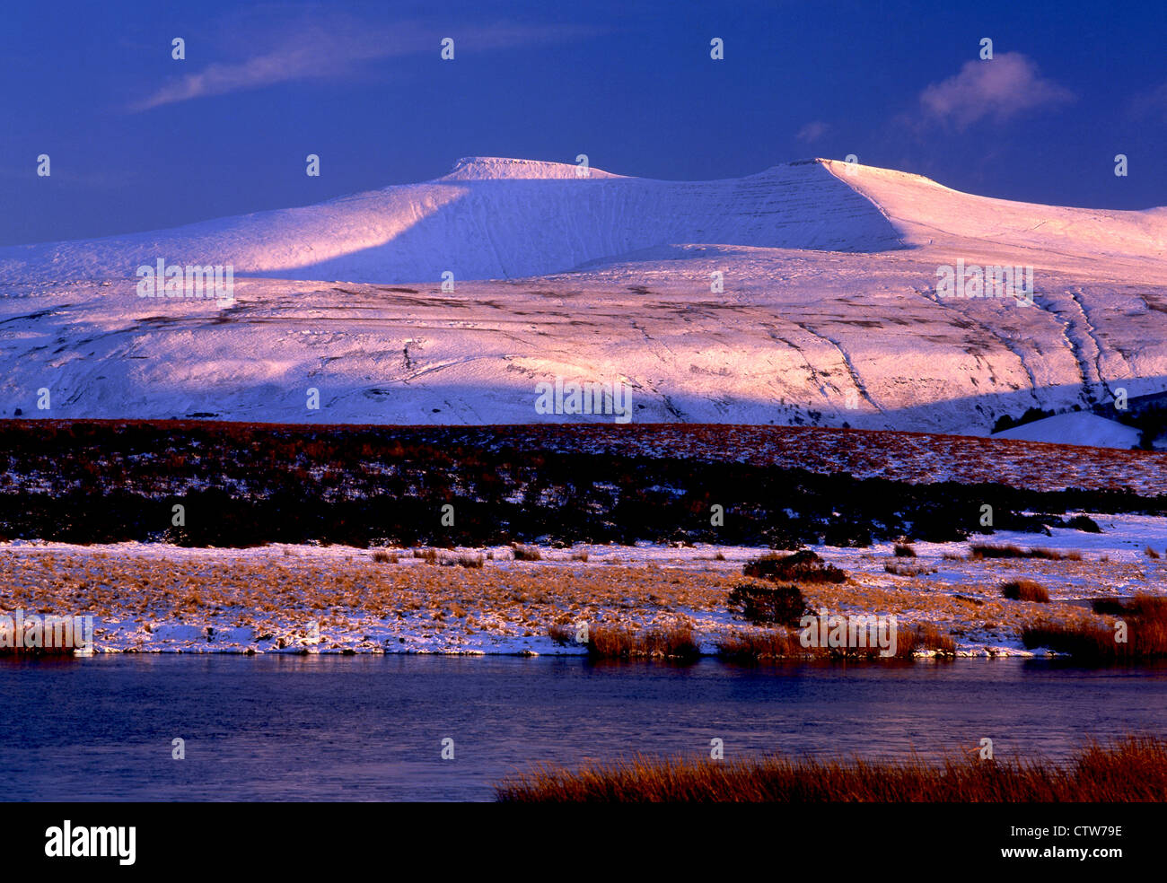 Brecon Beacons Pen Y Fan et du maïs de Traeth Mawr, Mynydd Illtyd hiver Parc national de Brecon Beacons Powys South Wales UK Banque D'Images