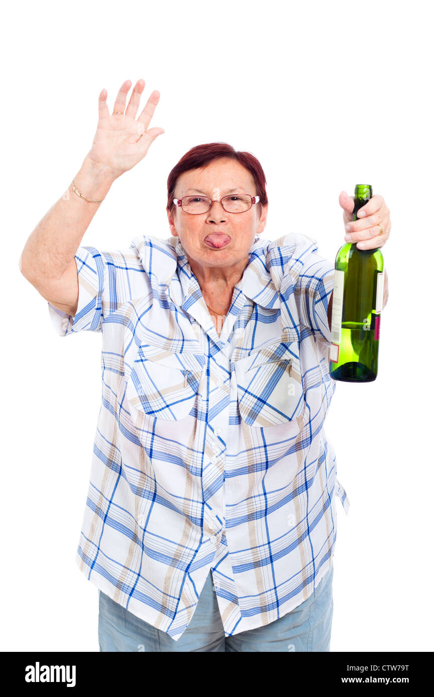 Funny senior femme ivre avec une bouteille d'alcool, isolé sur fond blanc. Banque D'Images