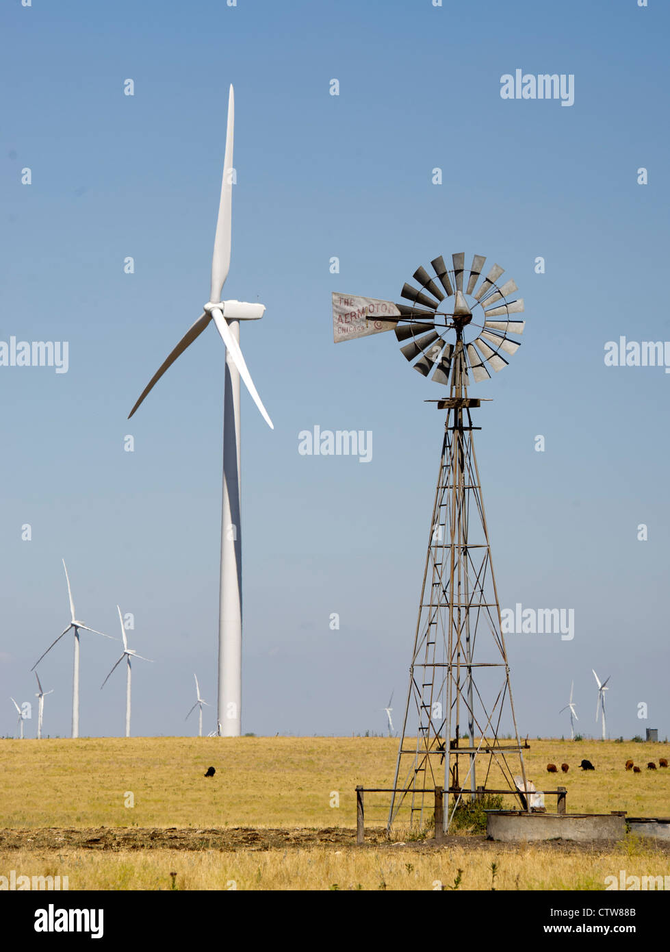 L'ancien et le nouveau, la I-70 près de Ellsworth, Kansas. Banque D'Images