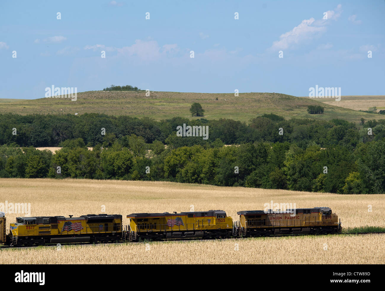 Un train fait son chemin à travers un champ de maïs sur la I-70 près de Topeka, Kansas. Banque D'Images