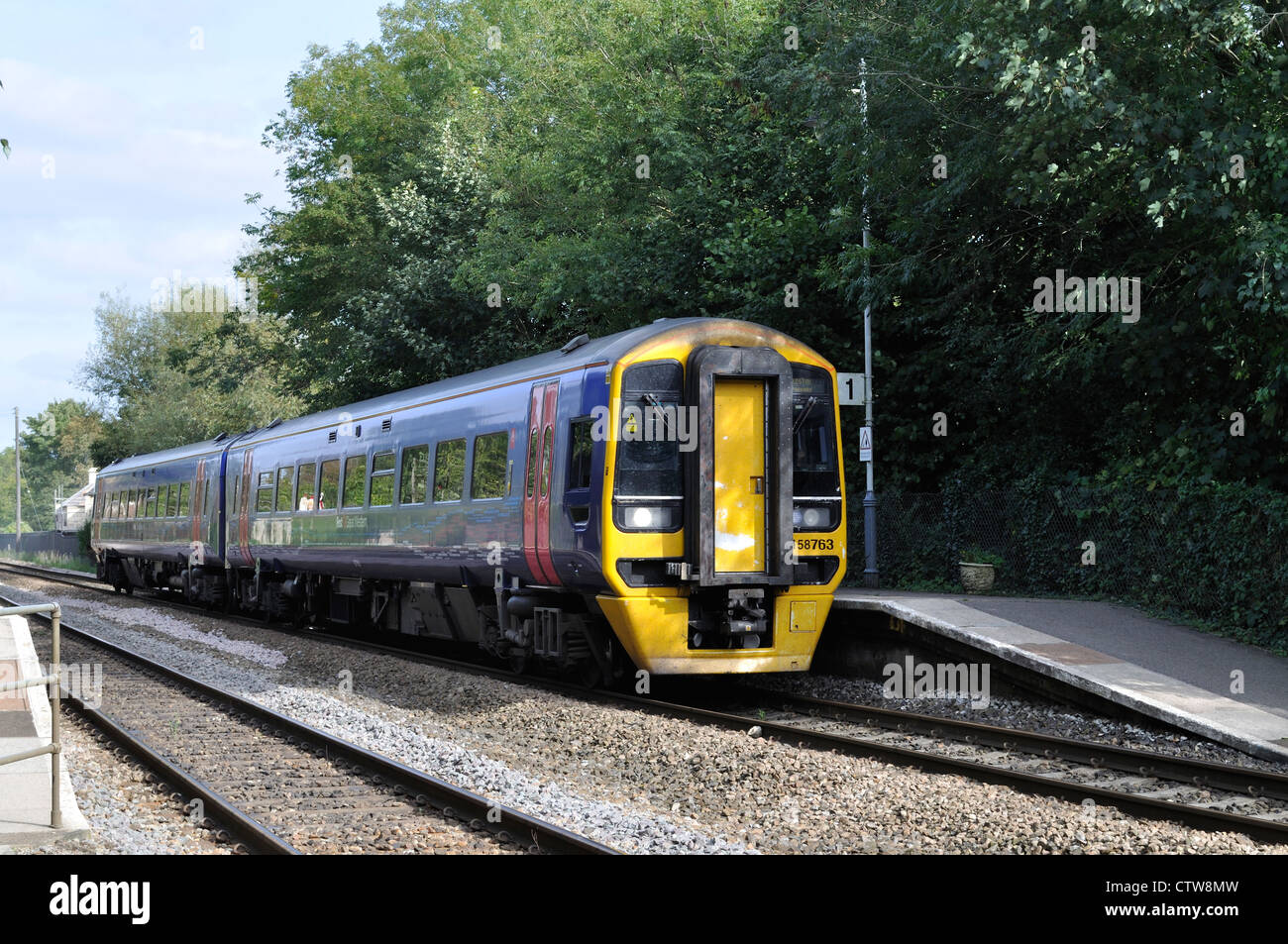 Un premier grand train de l'Ouest demande à arrêter Avoncliff Banque D'Images