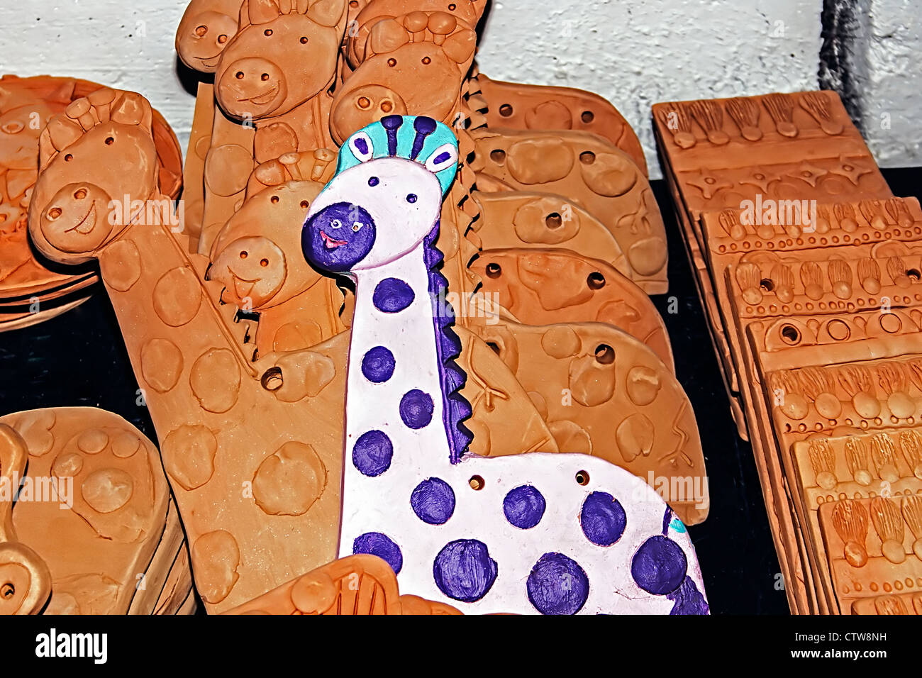 Différents types d'argile, avec des dessins de secours, prêt à être coloré par des enfants lors d'un atelier. Timisoara, Roumanie. Banque D'Images