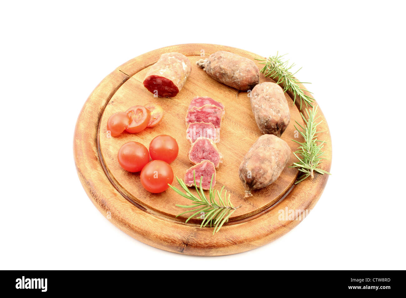 Des viandes avec les tomates sur une planche à découper et une petite branche de romarin. Banque D'Images Des viandes avec les tomates sur une planche à découper et une petite branche de romarin. Banque D'Images