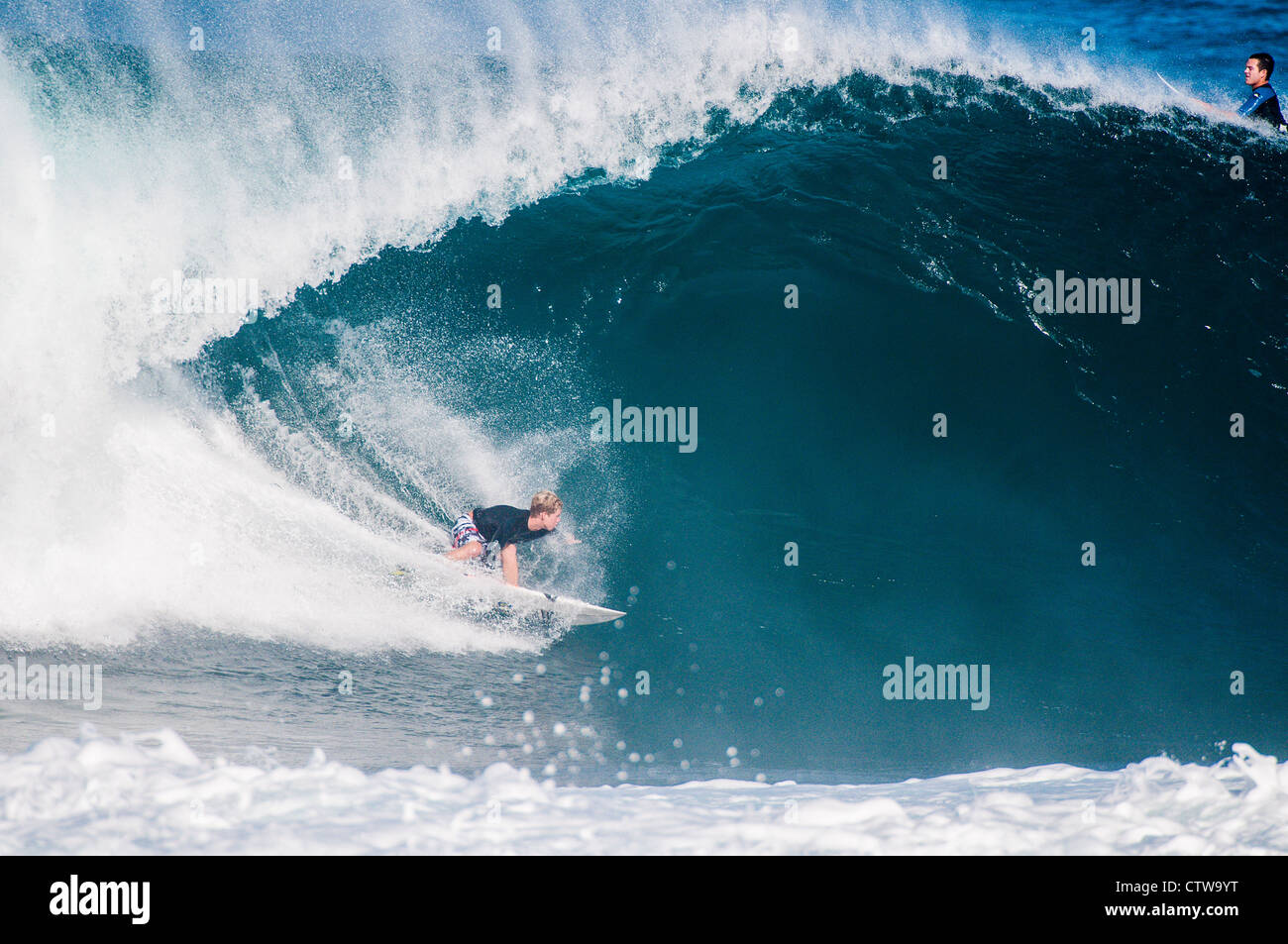 Surfeur professionnel John John Florence surf au pipeline, North Shore, Oahu, Hawaii Banque D'Images