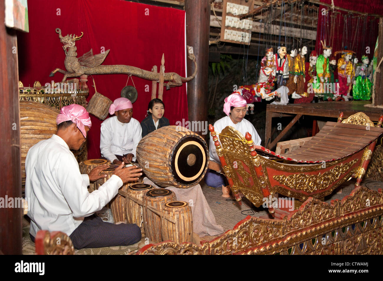 Le Myanmar, Birmanie. Bagan. Musiciens birmans, marionettes en arrière-plan. Banque D'Images