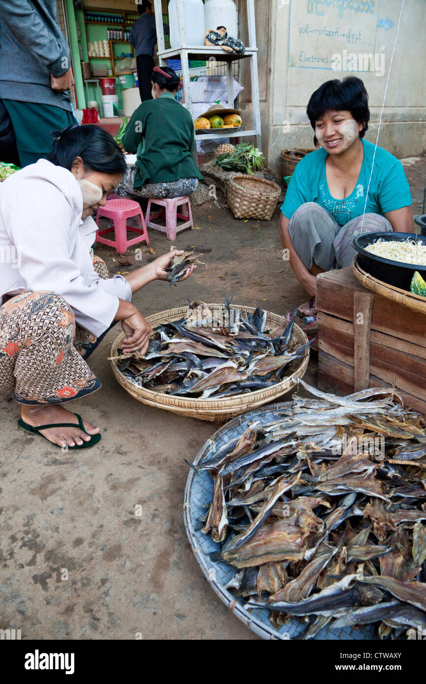 Le Myanmar, Birmanie. La sélection de la clientèle du marché du poisson séché à Bagan. Les femmes portent le thanaka, coller un cosmétique crème solaire. Banque D'Images