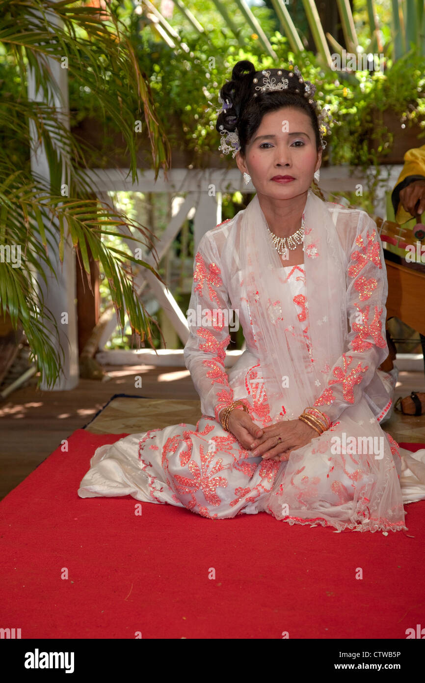 Le Myanmar, Birmanie. Bagan. Danseuse en costume traditionnel birman, assis. Banque D'Images