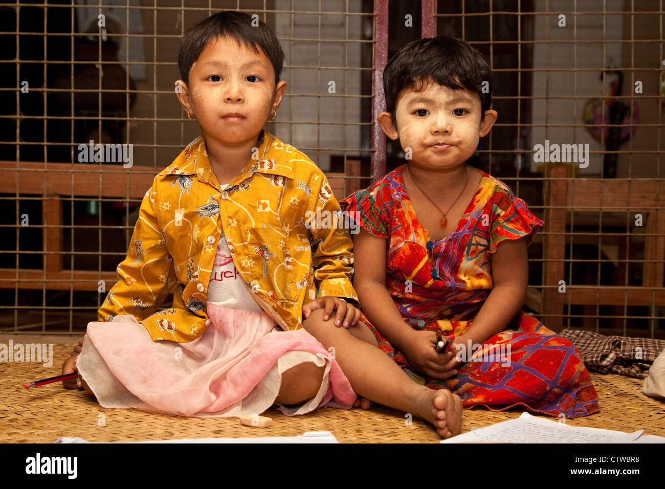 Le Myanmar, Birmanie. Bagan. Enfants birmans, deux filles. Ils portent des thanaka coller sur leurs visages, un cosmétique crème solaire. Banque D'Images