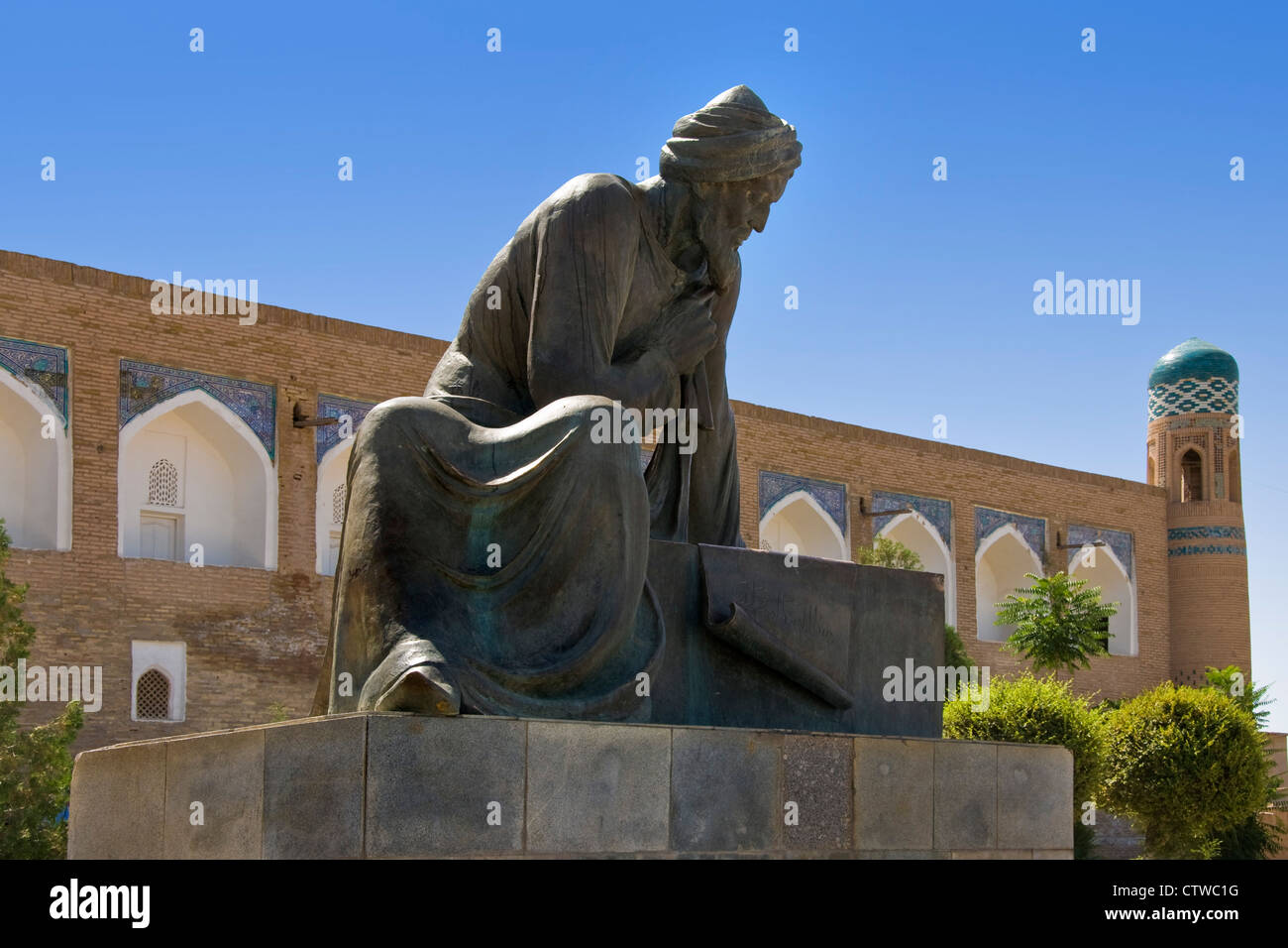 L'Ouzbékistan, Khiva, Ichon Qala, statue de Roon Strasse en face de la Médersa Mohammed Amin Khan Banque D'Images