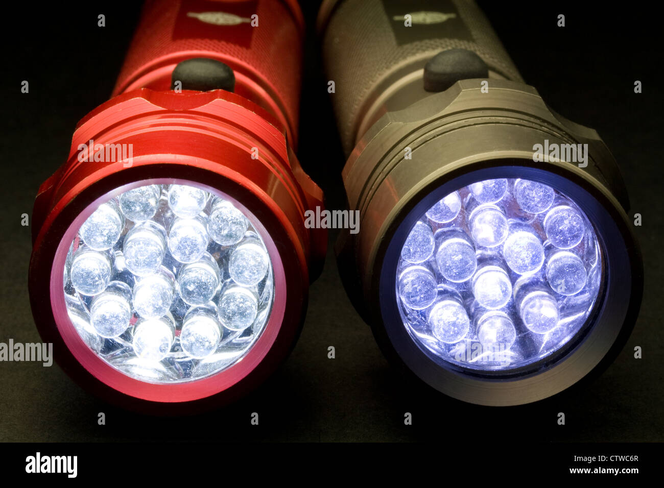 Deux lampes de poche LED moderne - activée (LED signifie Light Emitting Diode) Banque D'Images