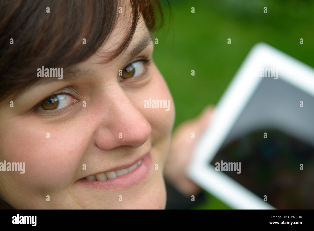 Femme Yougn avec tablette pc looking up Banque D'Images