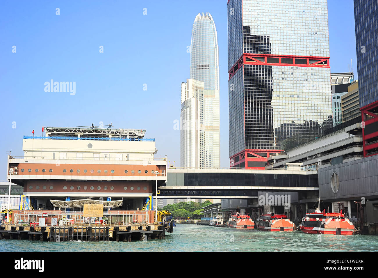 L'embarcadère des ferries modernes à Victoria Bay. Hong Kong Banque D'Images