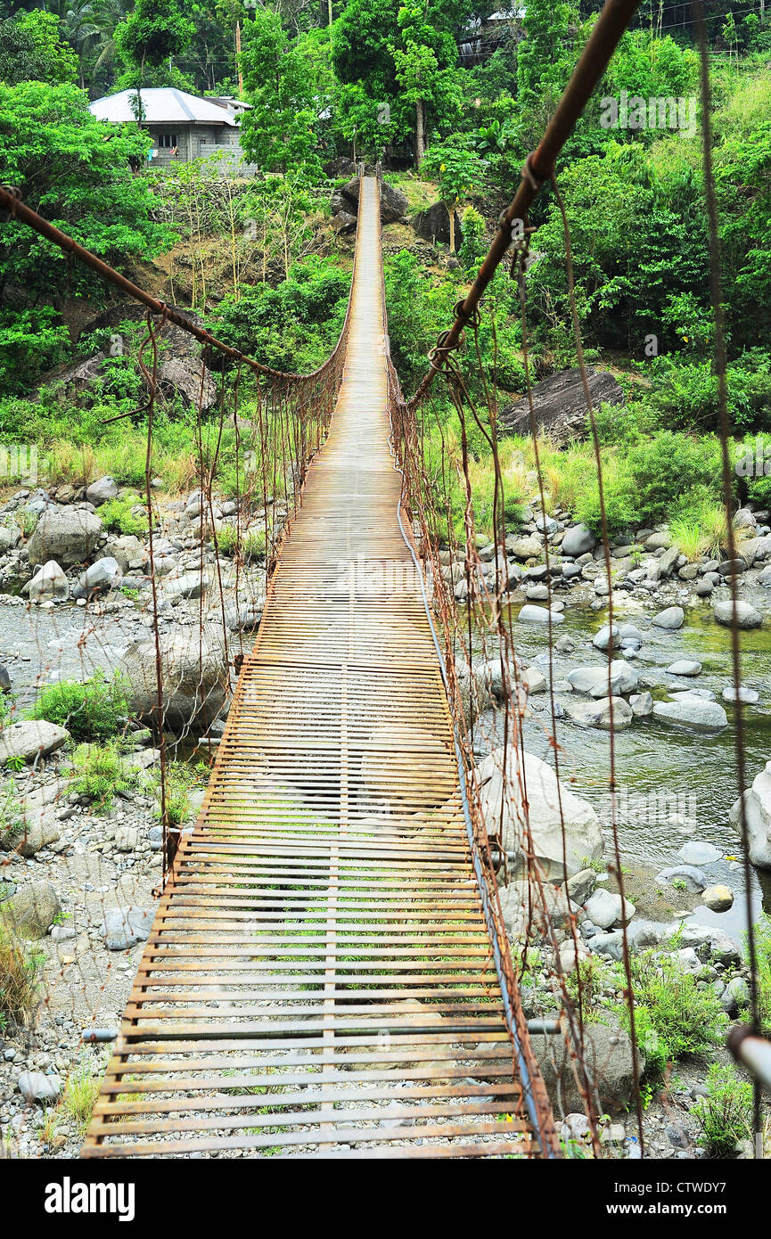 Pont suspendu, dans un petit village. Les montagnes de la Cordillère, Philippines Banque D'Images