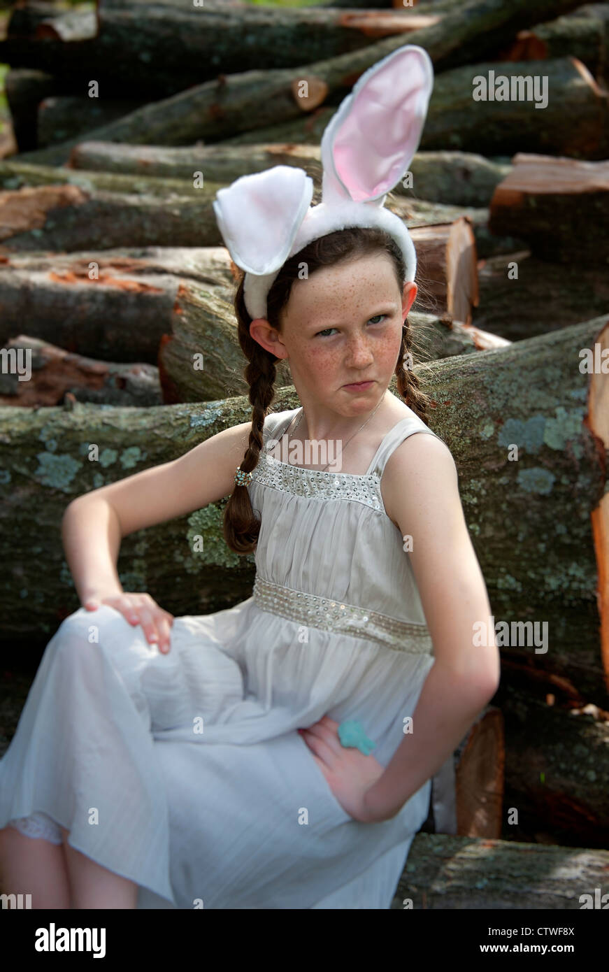 Jeune fille posant avec robe de Pâques et oreilles de lapin. Banque D'Images