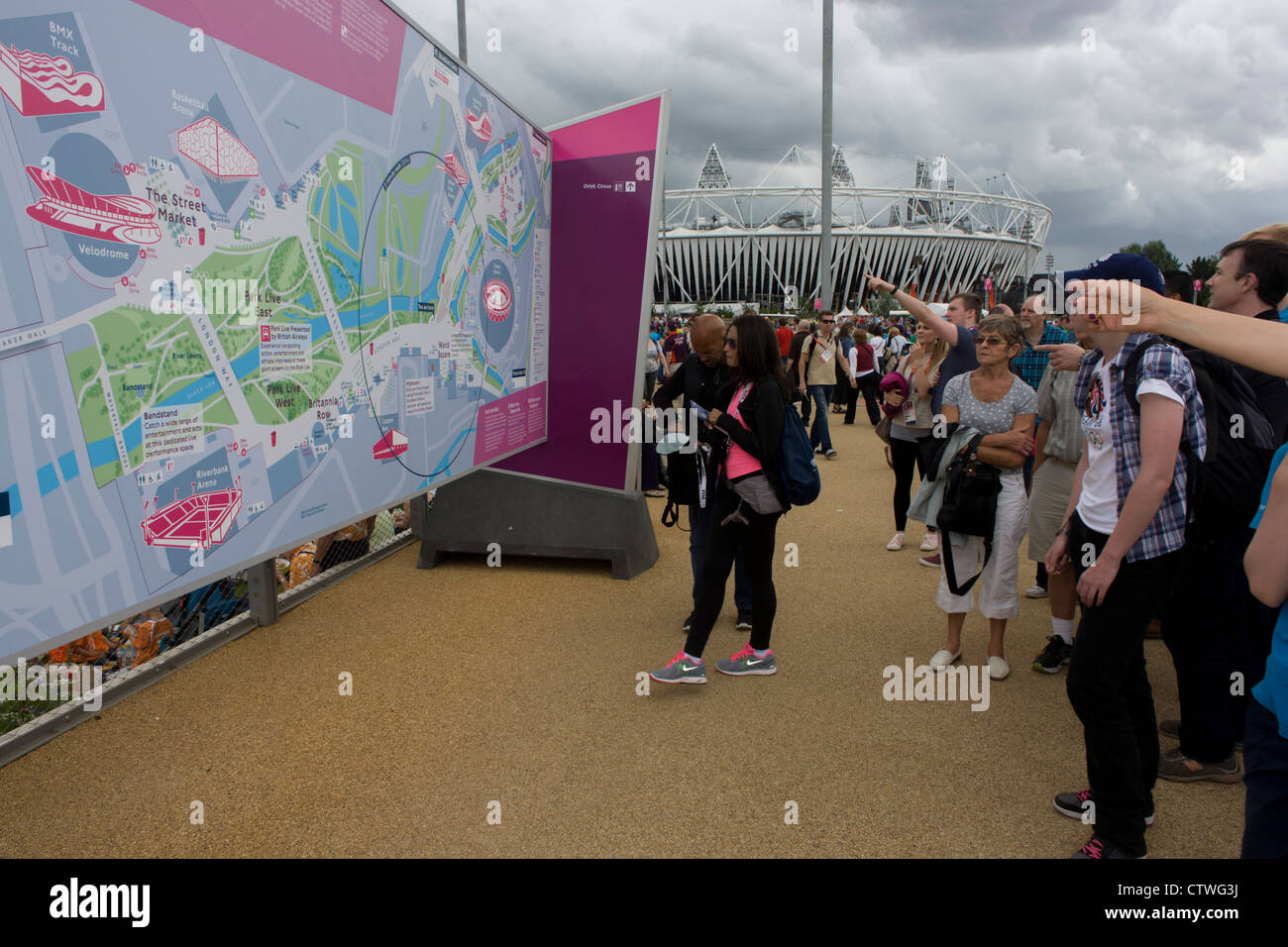 Spectateurs consulter une carte détaillée du Parc olympique au cours de l'Jeux olympiques de 2012 à Londres. Ce terrain a été transformé pour devenir un 2,5 Km2 complexe sportif, une fois que les entreprises industrielles et maintenant le lieu de huit salles dont l'arène principale, centre aquatique et le vélodrome et le Village Olympique des athlètes. Après les Jeux Olympiques, le parc est d'être connu sous le nom de Queen Elizabeth Olympic Park. Banque D'Images