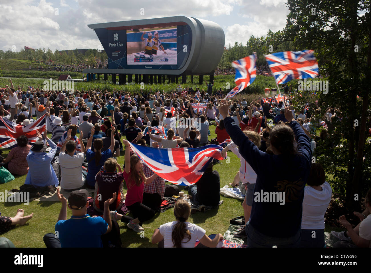 L'équipe de canoë slalom GO Tim Baillie et Etienne Stott célébrer après leur dernière course C2 vu par la célébration de fans dans le Parc olympique au cours de l'Jeux olympiques de 2012 à Londres. Ce terrain a été transformé pour devenir un 2,5 Km2 complexe sportif, une fois que les entreprises industrielles et maintenant le lieu de huit salles dont l'arène principale, centre aquatique et le vélodrome et le Village Olympique des athlètes. Après les Jeux Olympiques, le parc est d'être connu sous le nom de Queen Elizabeth Olympic Park. Banque D'Images