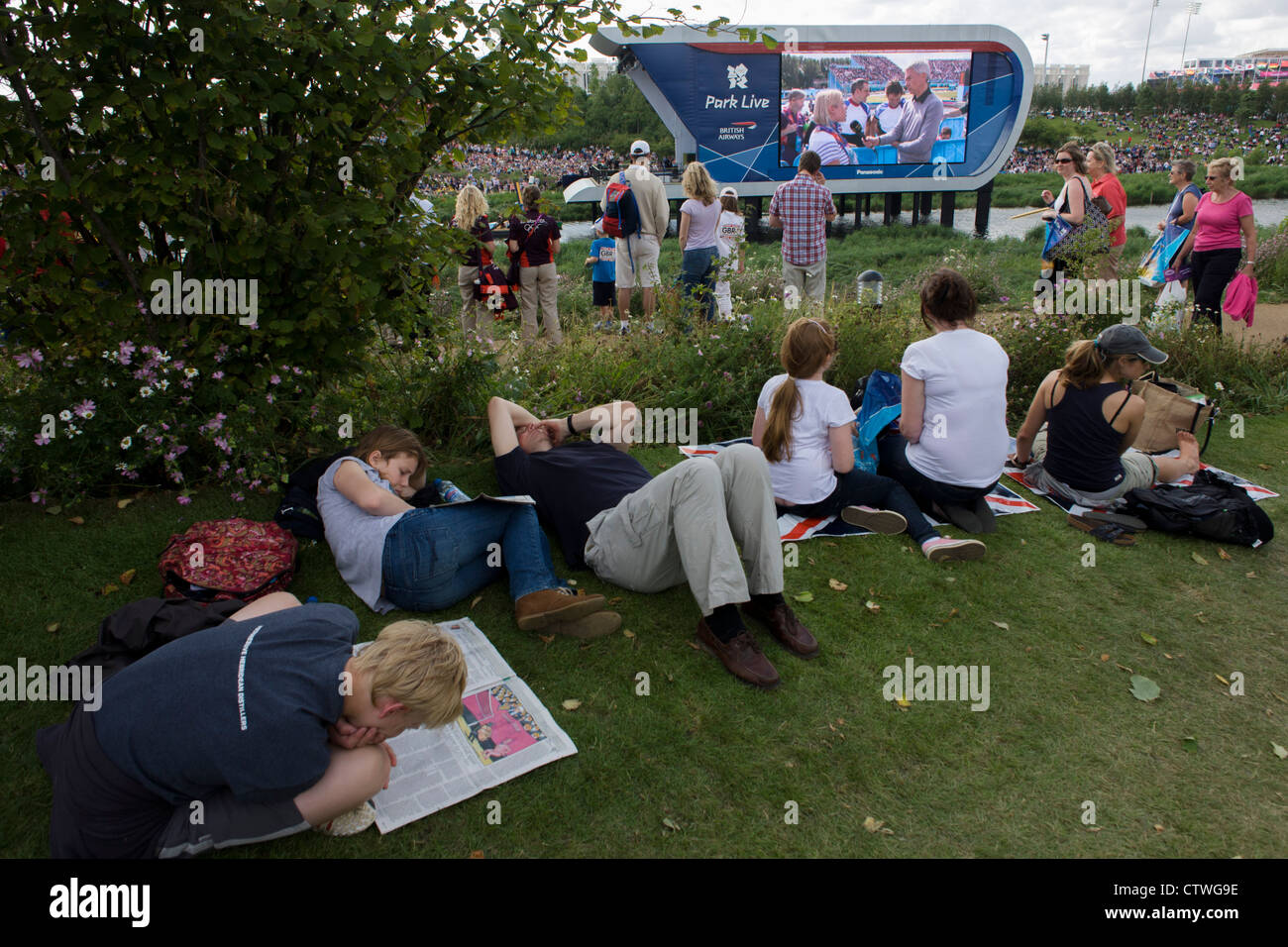 Couverture de BBC TV sur grand écran dans le Parc olympique au cours de l'Jeux olympiques de 2012 à Londres. Ce terrain a été transformé pour devenir un 2,5 Km2 complexe sportif, une fois que les entreprises industrielles et maintenant le lieu de huit salles dont l'arène principale, centre aquatique et le vélodrome et le Village Olympique des athlètes. Après les Jeux Olympiques, le parc est d'être connu sous le nom de Queen Elizabeth Olympic Park. Banque D'Images