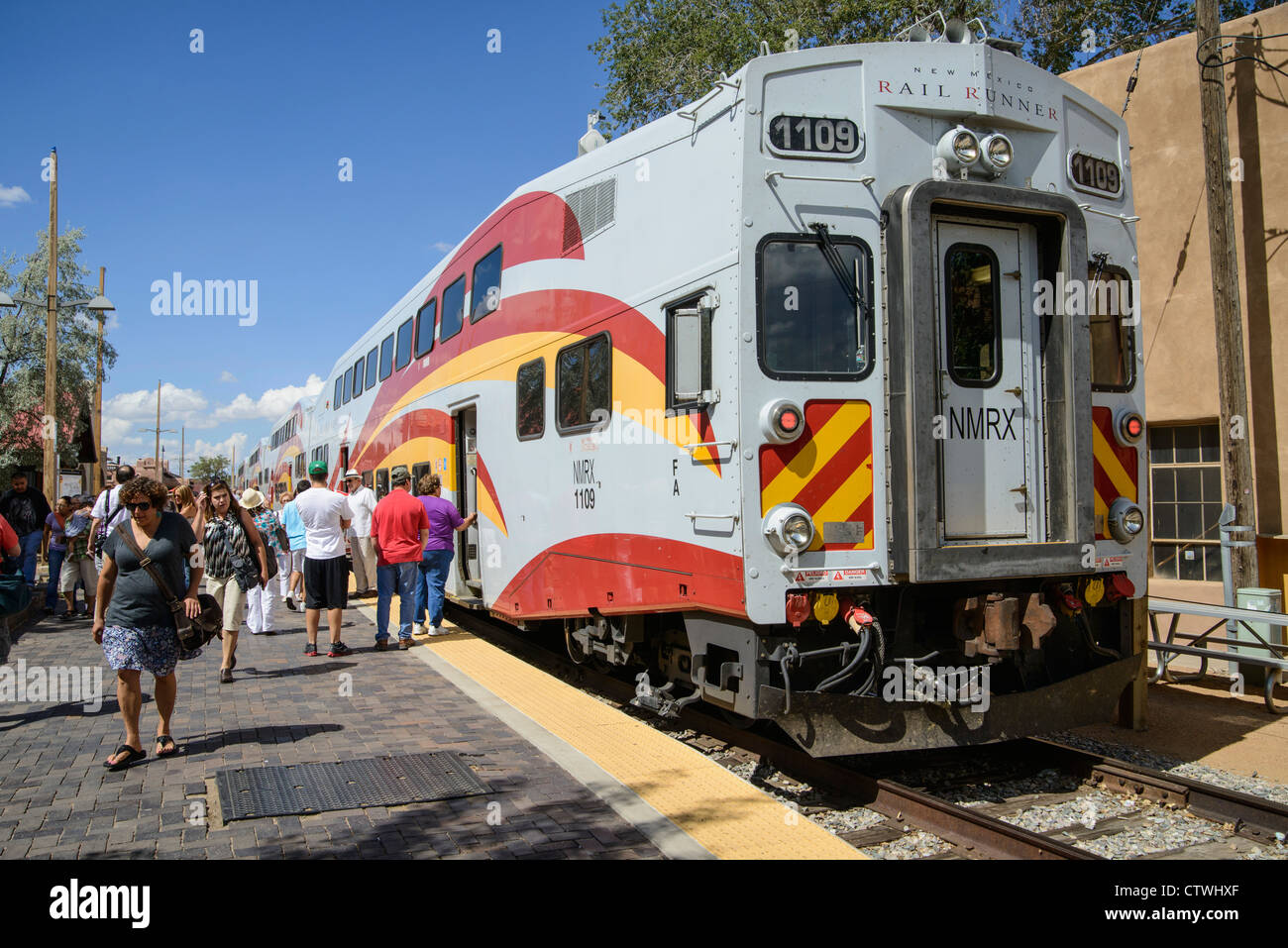 Les passagers sur la plate-forme à côté d'un nouveau rail locomotive coureur Mexique Santa Fe railroad station New Mexico USA Banque D'Images