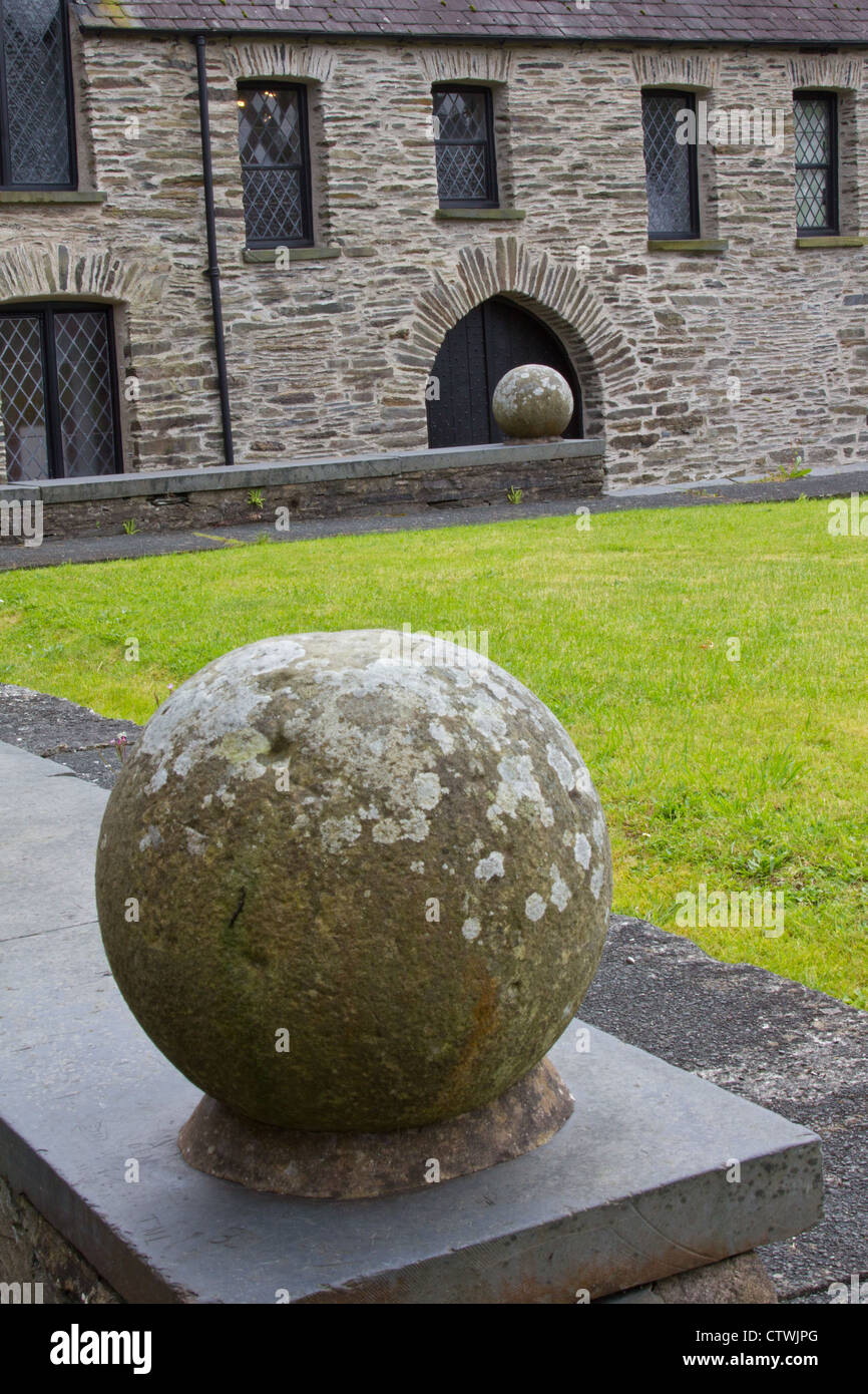 Sphère en pierre à l'Owain Glyndwr PARLEMENT CHAMBRE À Machynlleth. Senedd Glyndŵr Banque D'Images