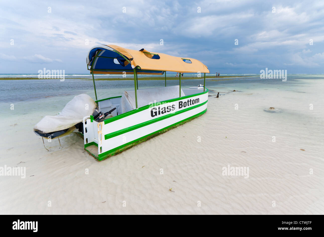 Bateau à fond de verre touristique à marée basse sur une plage à Bohol, Philiipines Banque D'Images