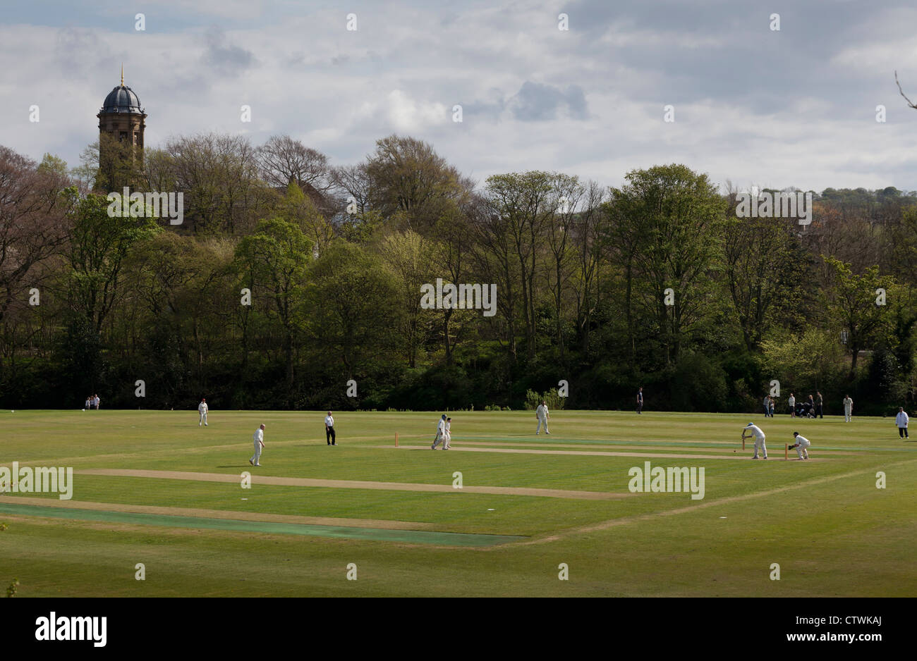 Saltaire Cricket Club deuxième XI v Brighouse, dans la ligue de cricket de Bradford, Roberts Park, Saltaire. Banque D'Images