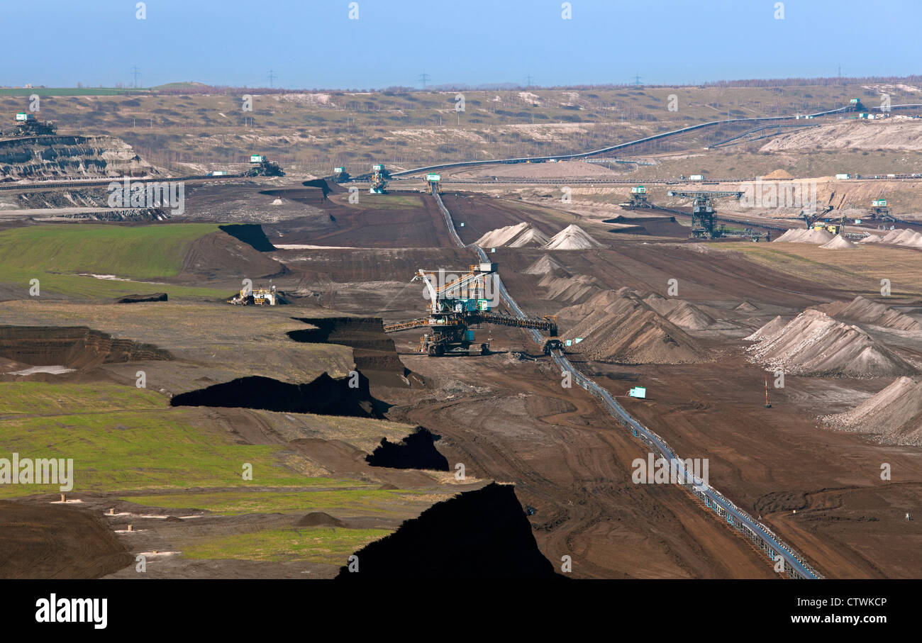 Le charbon brun / de l'extraction de lignite par d'énormes seaux, pelles sur pneus à mine à ciel ouvert, Saxe-Anhalt, Allemagne Banque D'Images