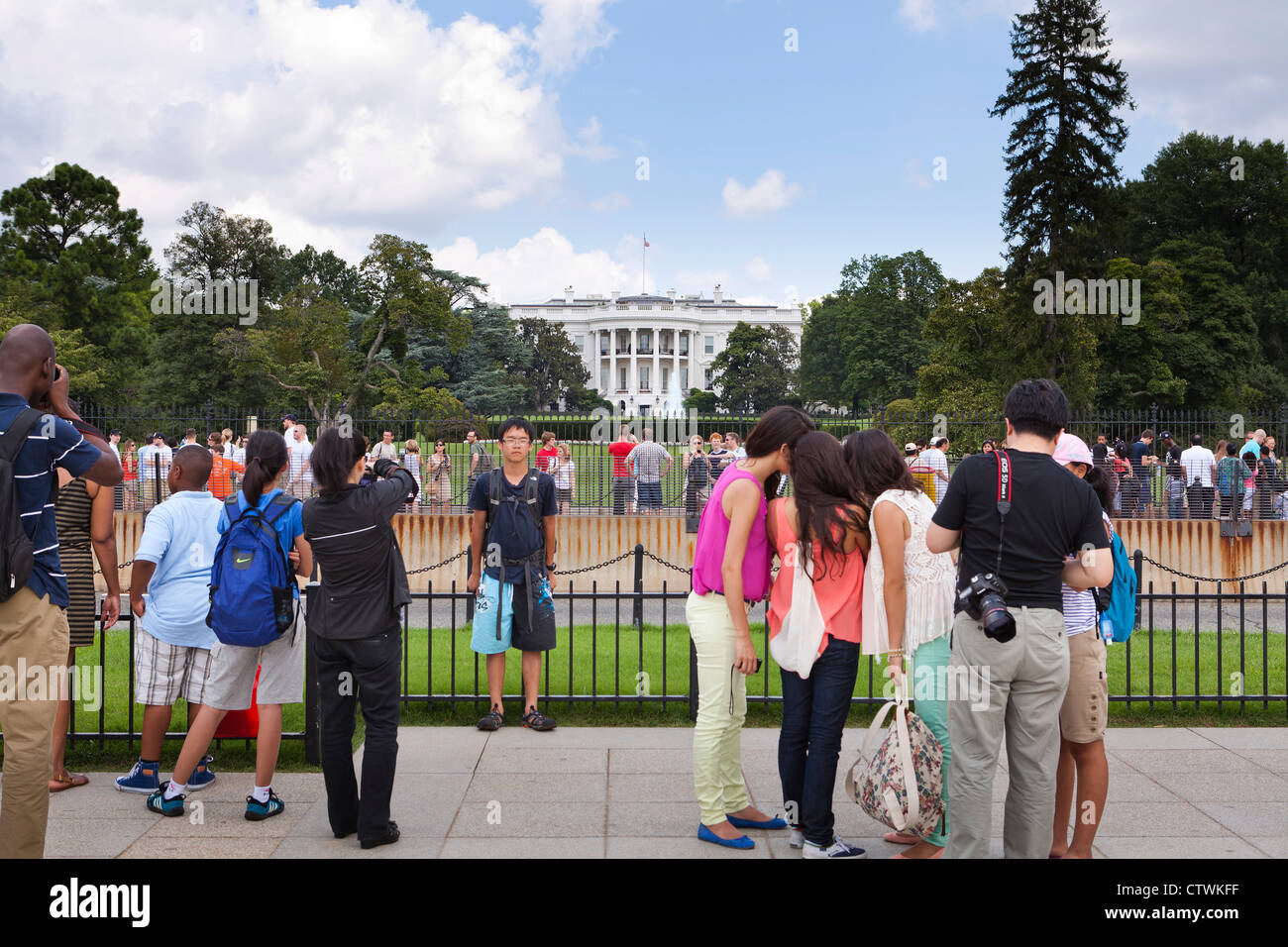 Visiteurs en face de la Maison Blanche portique sud - Washington, DC USA Banque D'Images