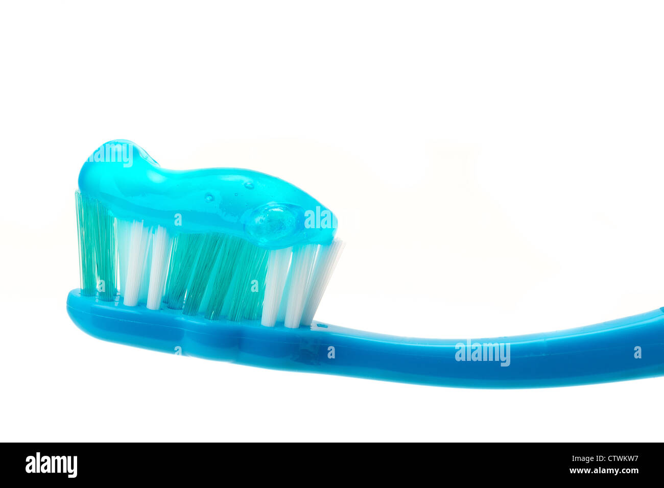 Close-up d'une brosse à dents et dentifrice bleu - studio photo avec un fond blanc Banque D'Images