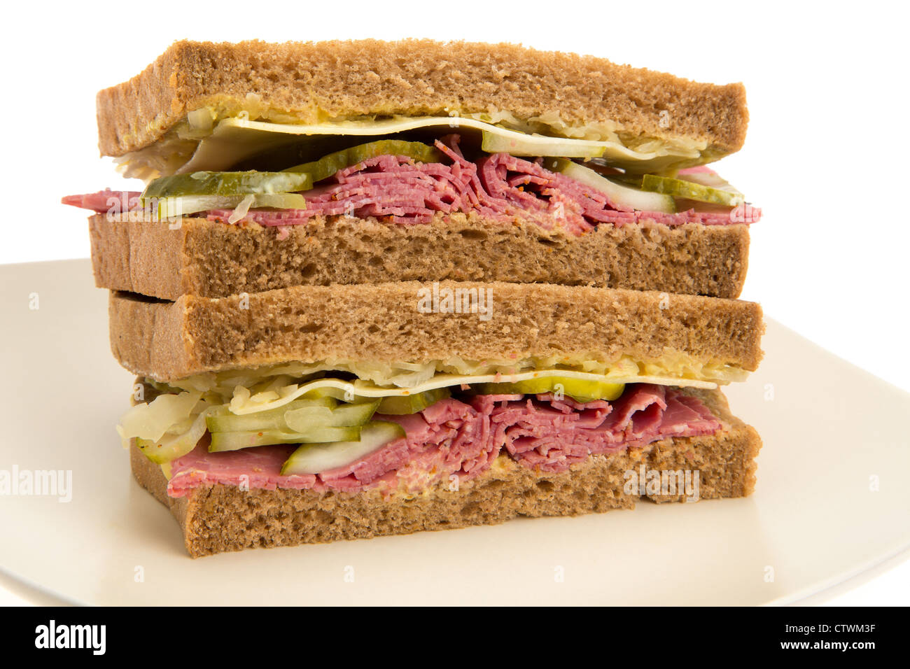 New York style sandwich au pastrami sur pain de seigle - studio photo avec un fond blanc Banque D'Images