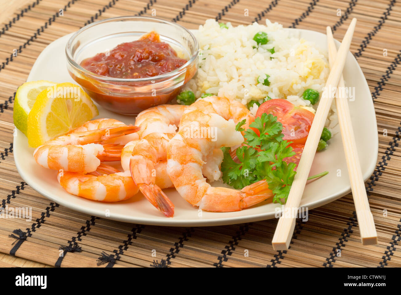 Langoustines poêlées et servi avec une salade de riz et d'un piment et tomate - dip studio shot Banque D'Images