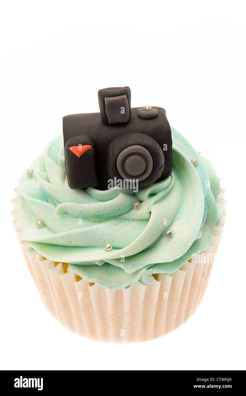 Un Petit Gateau Avec Un Appareil Photo Reflex Numerique A Base De Cerise Placee Sur Le Dessus Du Gateau Studio Photo Avec Un Fond Blanc Photo Stock Alamy
