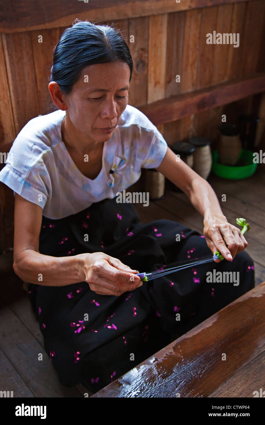 La fabrication de la SOIE LOTUS des tiges de la plante de lotus est une industrie locale du lac Inle - Myanmar Banque D'Images