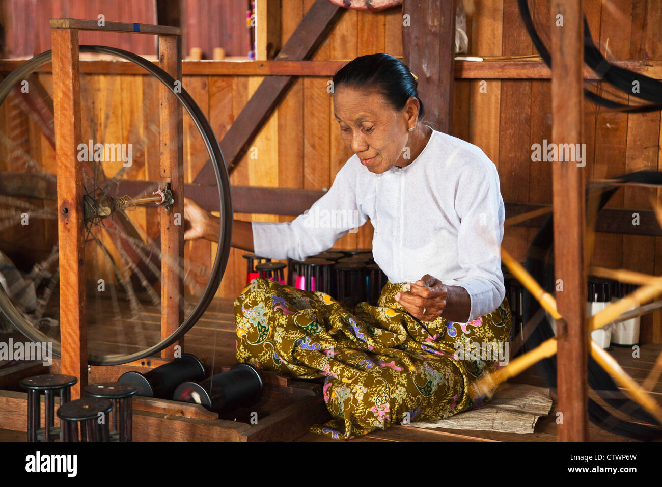 Le tissage du tissu en soie LOTUS des tiges de la plante de lotus est une industrie locale du lac Inle - Myanmar Banque D'Images