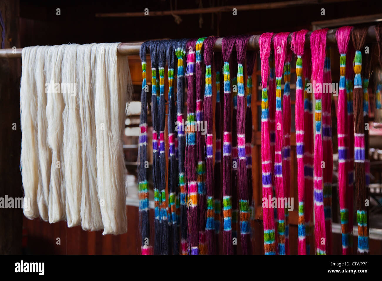 Le tissage de soie LOTUS en fil et du tissu des tiges de la plante de lotus est une industrie locale du lac Inle - Myanmar Banque D'Images
