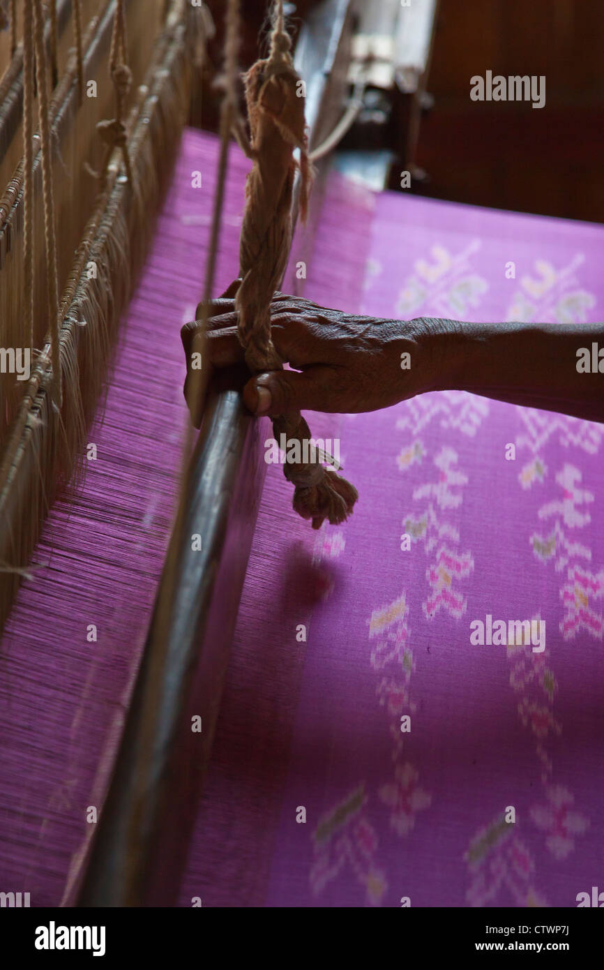 Le tissage du tissu en soie LOTUS des tiges de la plante de lotus est une industrie locale du lac Inle - Myanmar Banque D'Images