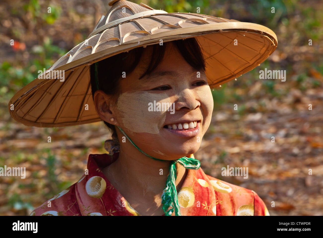 Femme birmane en route vers le village de HASPRES THAUK pour le marché hebdomadaire - Lac Inle, MYANMAR Banque D'Images