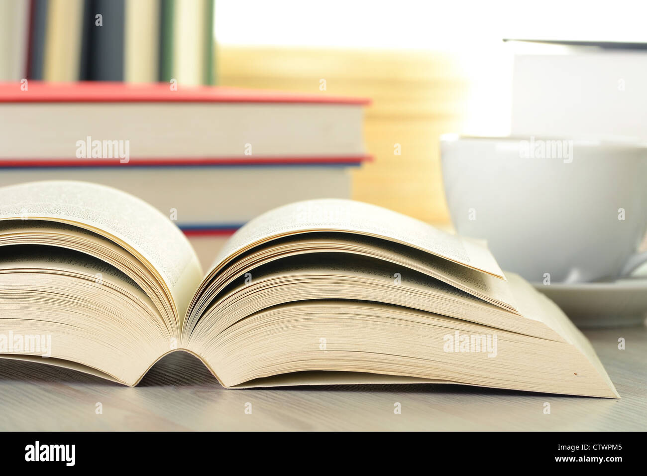 La composition avec des livres sur la table Banque D'Images