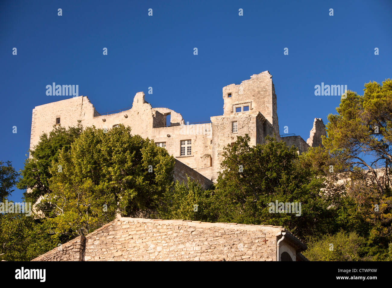 Ruine du Chateau Marquis de Sade au-dessus de la ville médiévale de Lacoste, Provence France Banque D'Images
