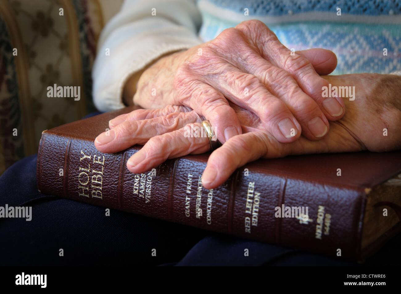 Femme âgée tenant la Bible Banque D'Images