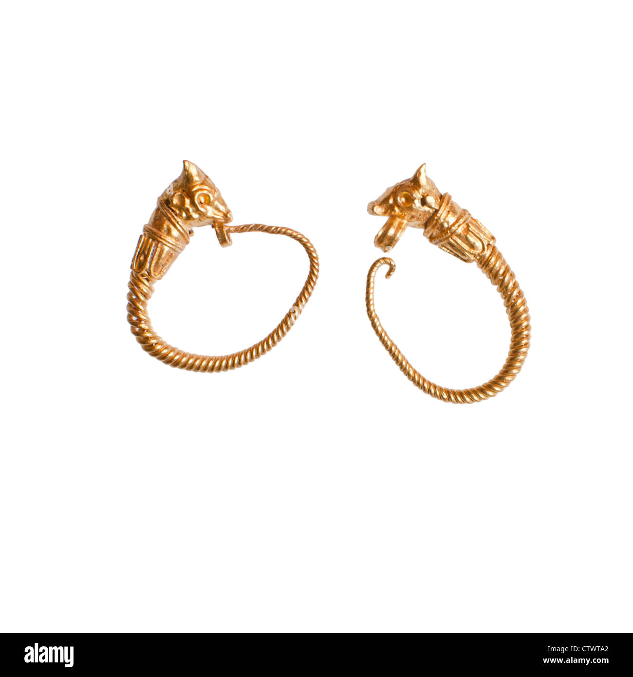 Une paire de boucles d'or hellénistique avec têtes de veaux. 3-2ème siècle avant notre ère (collection privée) Banque D'Images