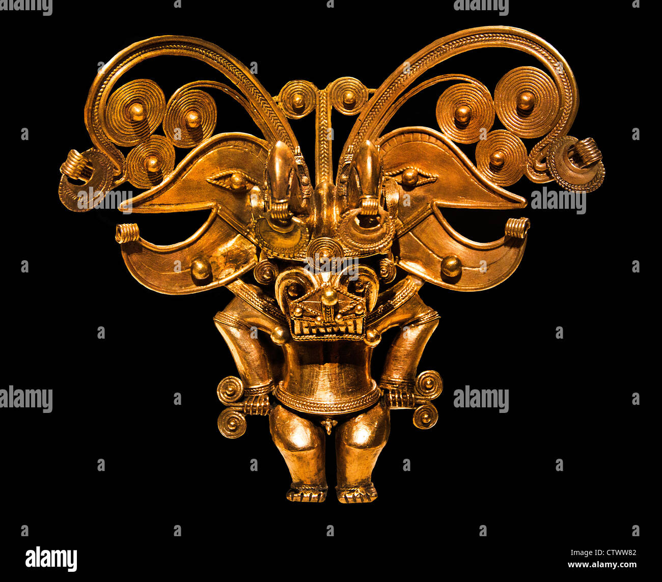 Figure pendentif 10e–16e siècle Géographie Colombie Tairona Or H. 5 1/2 po. (14 cm) Colombie colombienne Banque D'Images