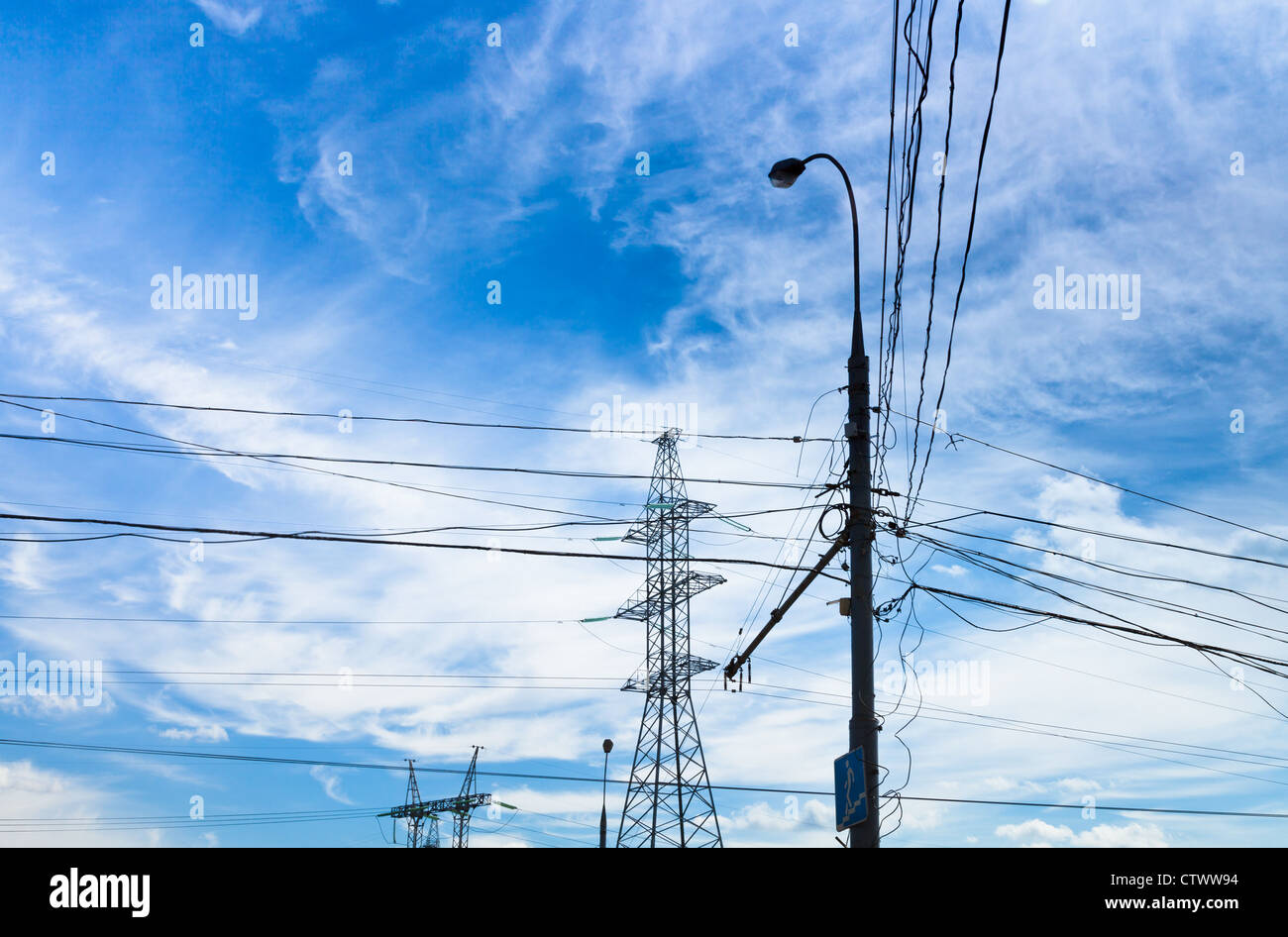 En vertu de la transmission de l'énergie électrique dans les cirrus blancs d'été bleu Banque D'Images