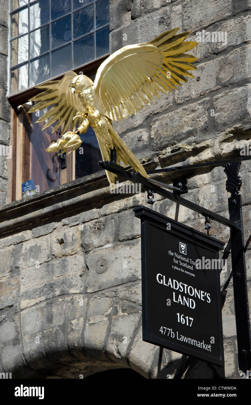 Golden Eagle sculpture à l'entrée de Gladstone's Land, une maison du 17ème siècle au centre d'Édimbourg, en Écosse. Banque D'Images