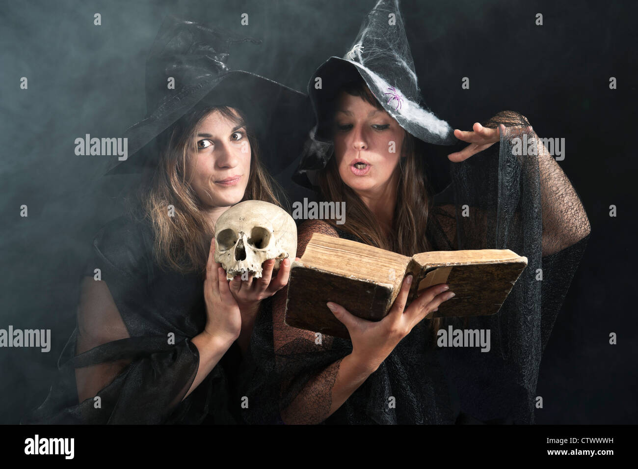 Deux sorcières avec un livre et du crâne Banque D'Images
