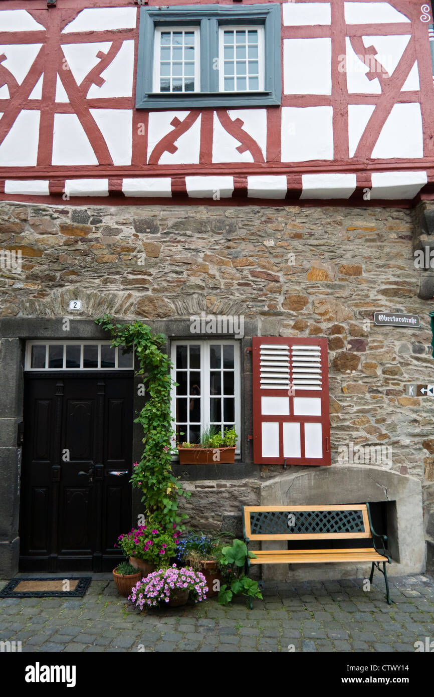Maisons anciennes à colombages dans village historique de Monreal dans la région de l'Eifel de Rhénanie-palatinat Allemagne Banque D'Images