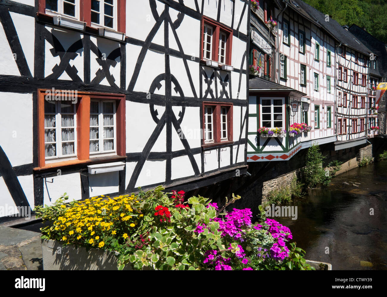Voir d'anciennes maisons à colombages dans le village historique de Monschau dans la région de l'Eifel de l'Allemagne Banque D'Images