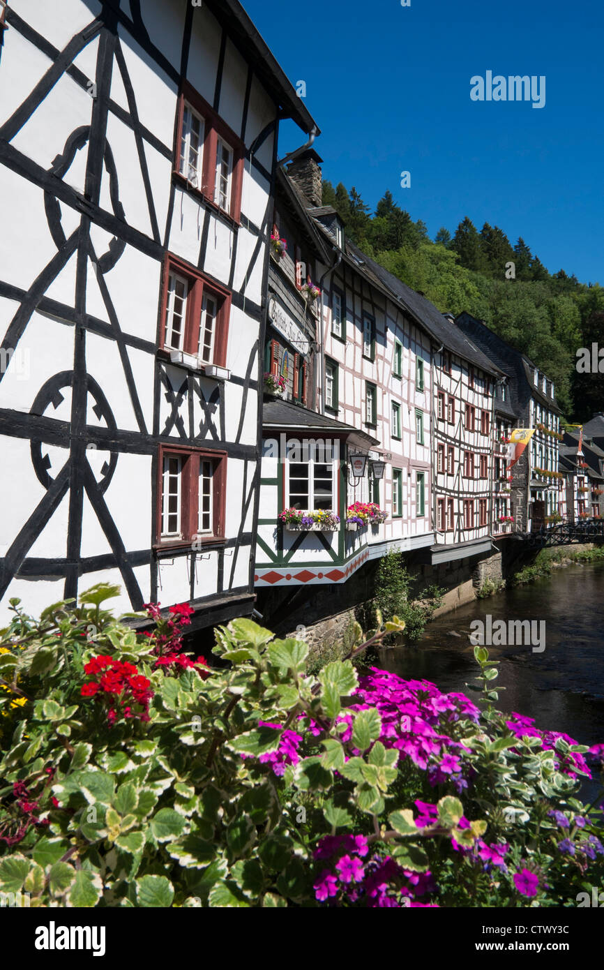 Voir d'anciennes maisons à colombages dans le village historique de Monschau dans la région de l'Eifel de l'Allemagne Banque D'Images